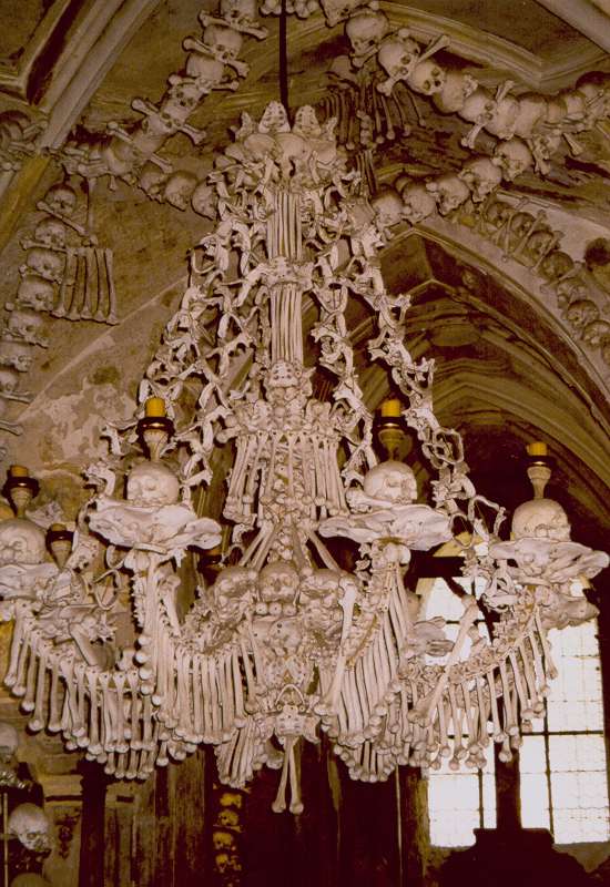 Knoglekapellet_i_Sedlec_Kutna_Hora_Tjekkiet_september_2000.jpg