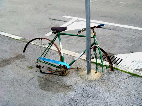 la_20bici_20il_20palo_20e_20il_20luchetto.jpg