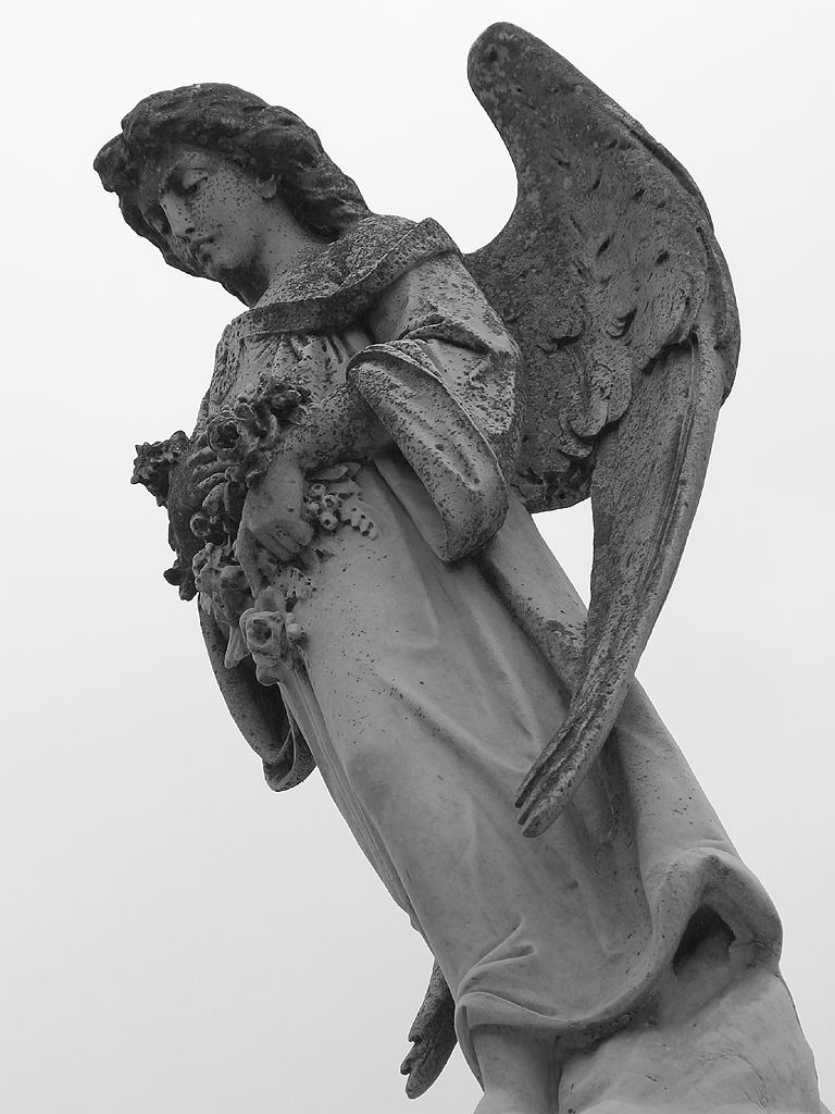 Statue_at_Metairie_Cemetery.jpg