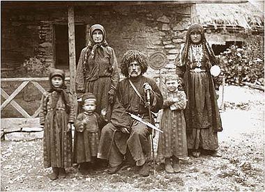 380px_Georgische_Familie_1_.jpg
