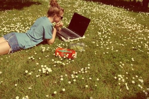 girl_nature_summer_computer_green_happy_04f3e718bb08a3c050aadb473ac9a58f_h.jpg