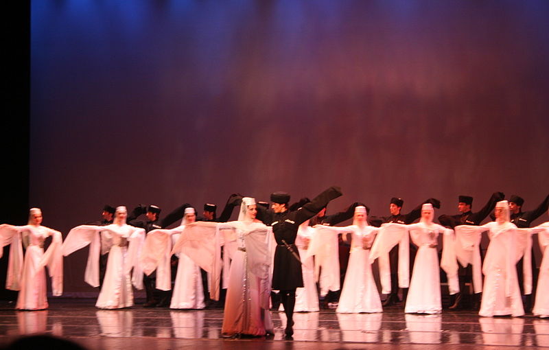 800px_Georgian_folk_dance_Simdi.JPG
