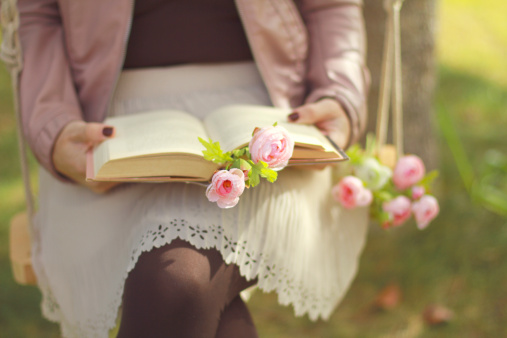 woman_reading_book_in_park_wearing_spring_lacy_skirt.jpg