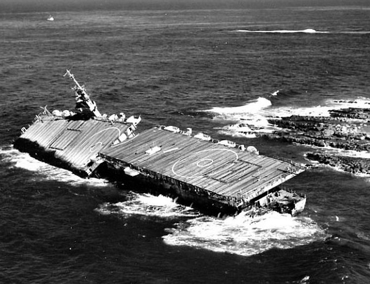 12_3239682_uss_makassar_strait_1961.jpg