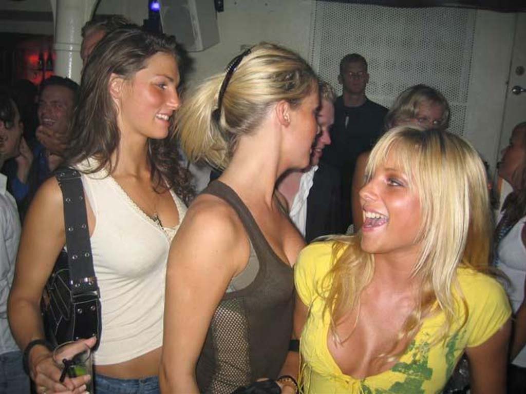 Кравец парень и три девушки после клуба. Шведские девушки в ночных клубах. Девушки в ночном клубе. Пьяные девушки в ночных клубах.