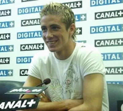 Fernando_smiling_at_press_conference.jpg