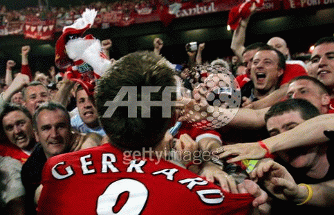 gerrardAndFans.GIF