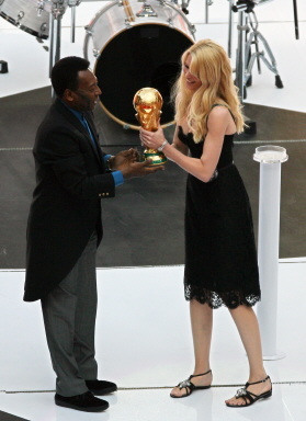 Pele___Klaudia_Schifer_with_World_Cup.jpg