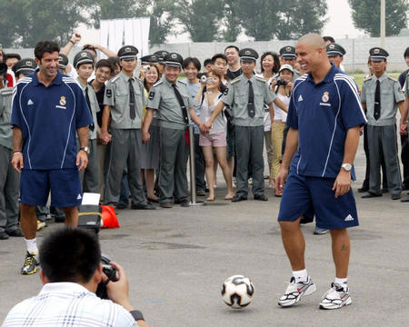 tour_05_china_ronaldo_figo.jpg