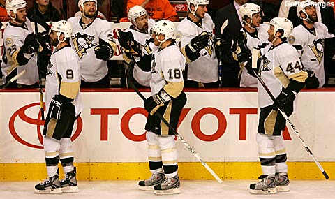 hossa_marian_pens_celebrates_goal_with_teammates_051308_480x285.jpg