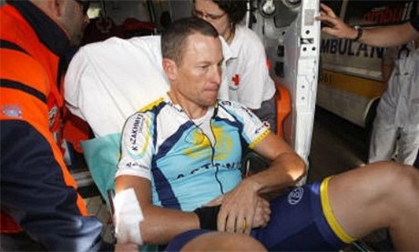 lance_armstrong_breekt_sleutelbeen_bij_val_video_5_460x0.jpg