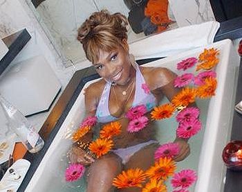 9076_serena_williams_badewanne_ap_2005_0711.jpg