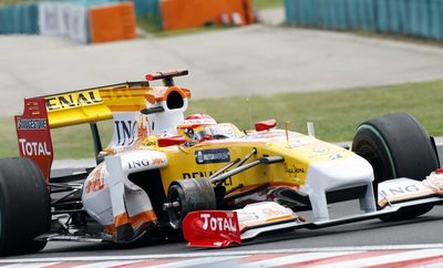Fernando_Alonso_drives_on_three_wheels.jpg