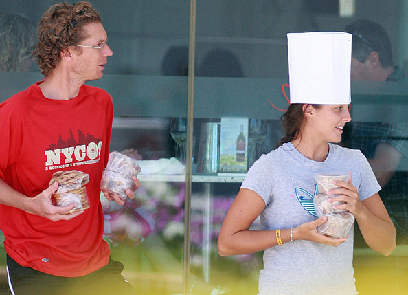 Laura_Robson_Leaving_Cafe_Perth_28DmLvgqta1l.jpg