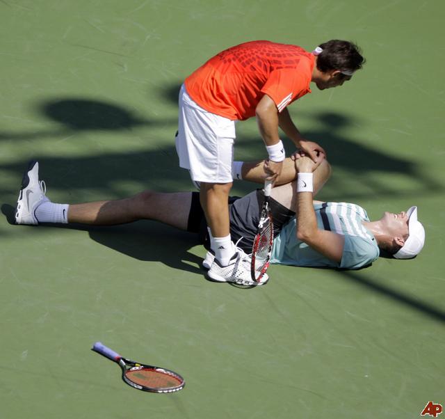 marcos_baghdatis_john_isner_2009_7_29_21_10_49.jpg