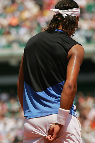 rafa_picks_butt1.jpg