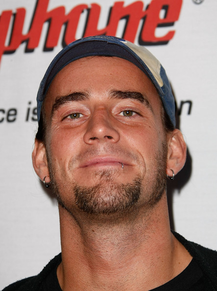 CM_Punk_1st_Annual_Epiphone_Revolver_Golden_VnZ2DO2kFrbl.jpg