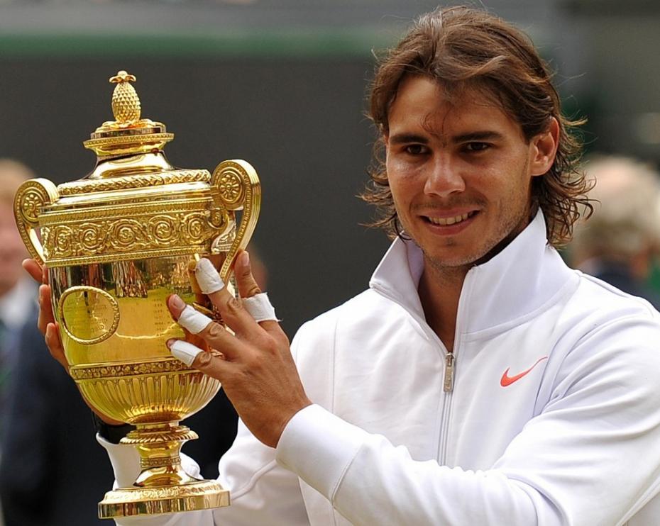 rafael_nadal_con_su_trofeo_de_wimbledon_2010.jpg