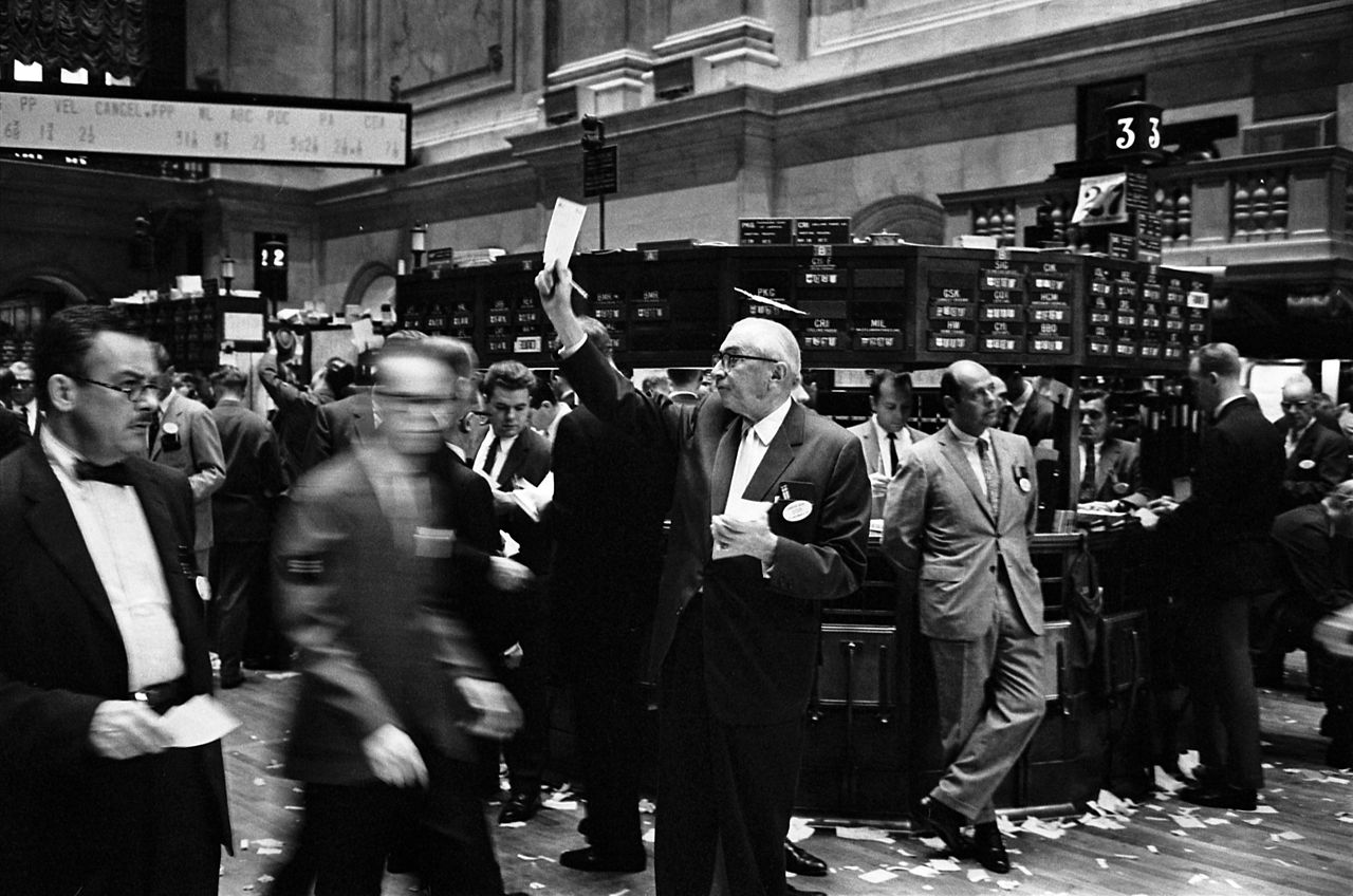 1280px_NY_stock_exchange_traders_floor_LC_U9_10548_6.jpg