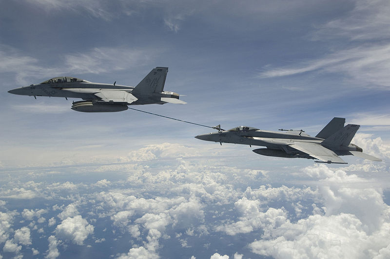800px_F_18F_refueling_F_18E.jpg