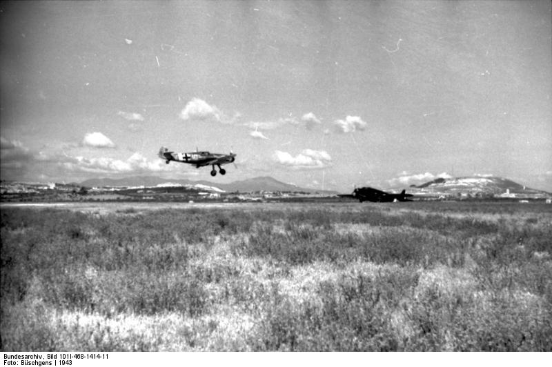 Italien_Sued__Jagdflugzeug_Messerschmitt_Me_109_des_Jagdgeschwader_51_Moelders__JG_51__im_Landeanflug_auf_Feldflugplatz__PK_Lfl_2__1943.jpg