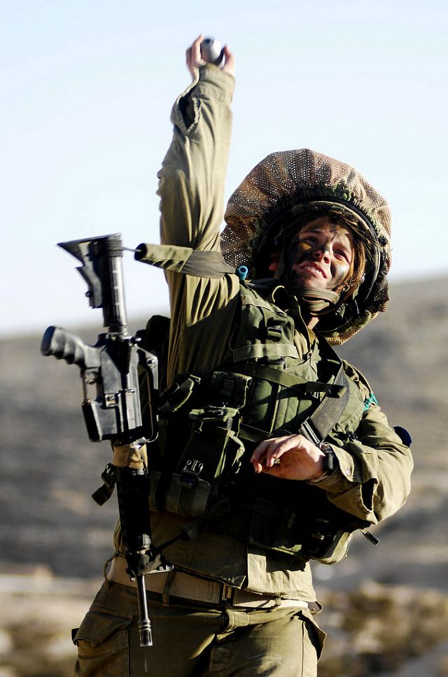 soldier_of_IDF_Israeli_army_Defense_forces_practice_launching_of_hand_grenade_IDF_Copyright_flick_001.jpg