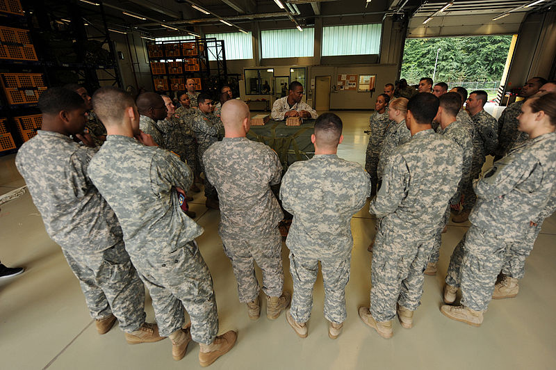 800px_US_Army_51405_5th_QM_trains_on_new_air_delivery_system_equipment.jpg