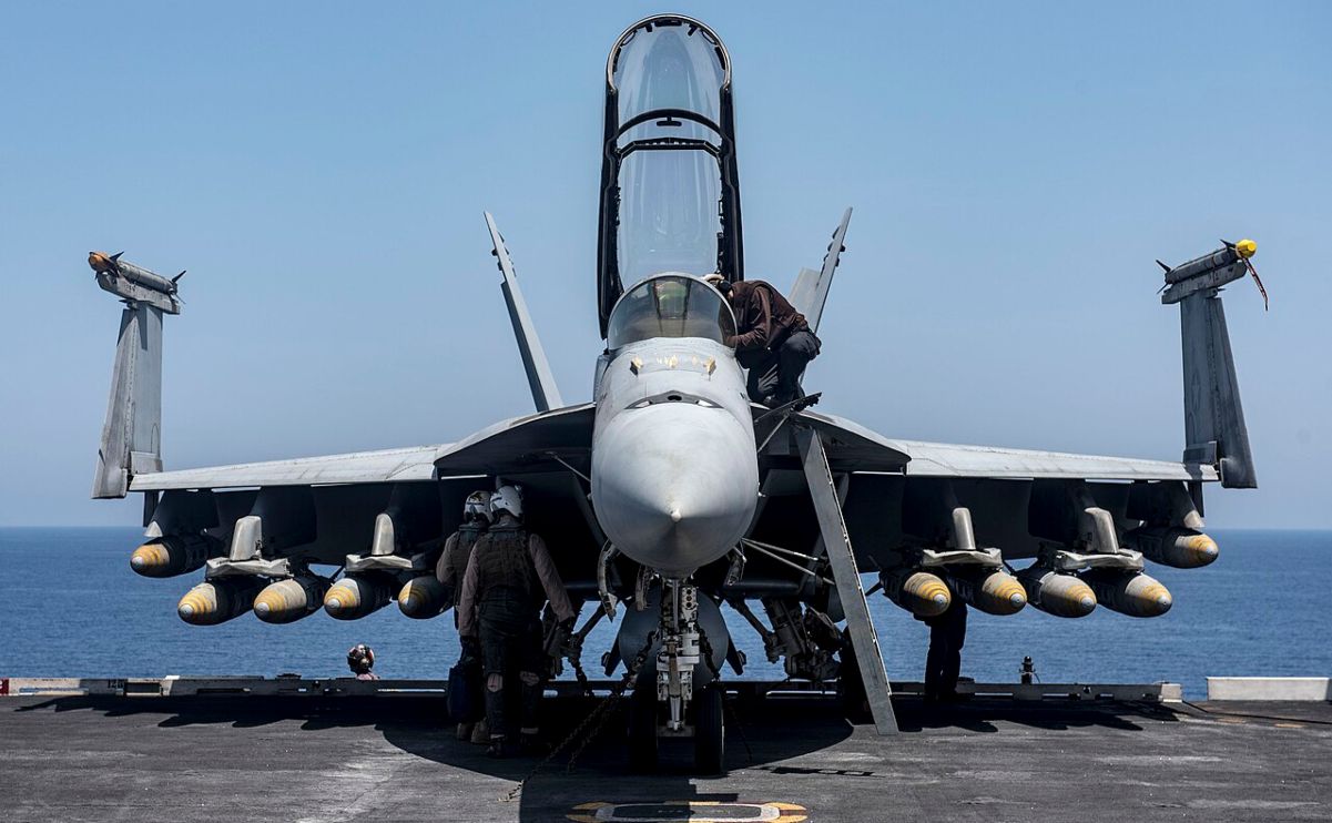 F_18_Folding_wings.jpg