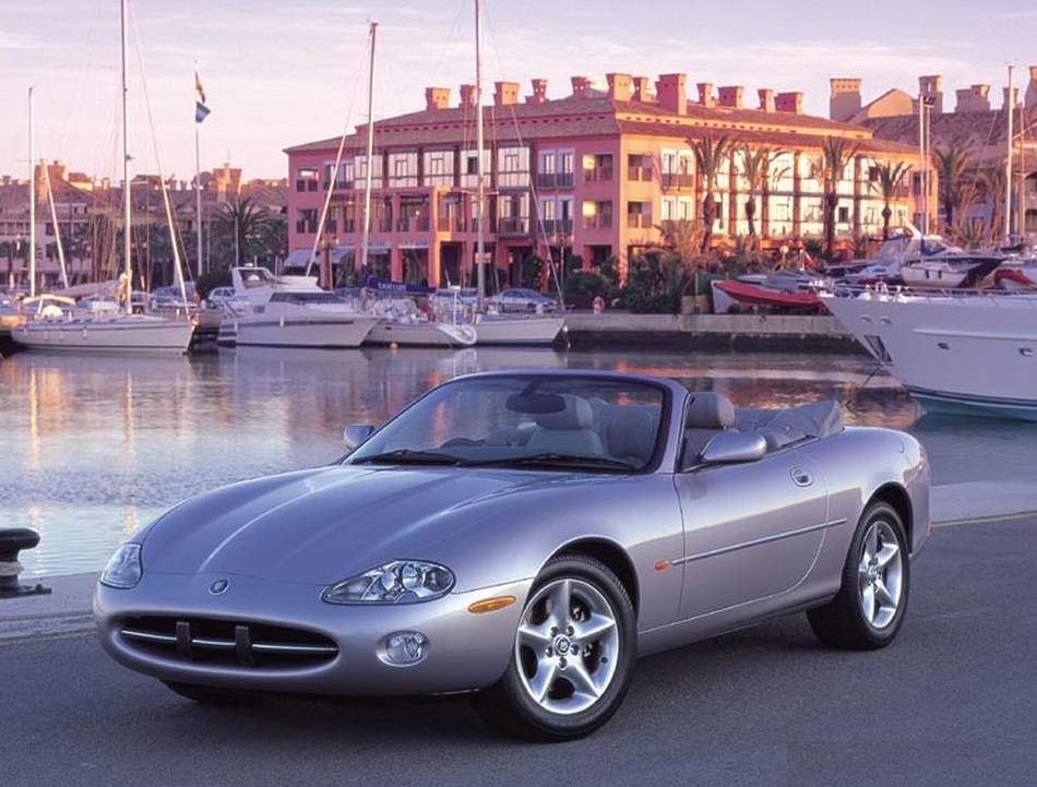 Jaguar_XK8_Conv_2001.jpg