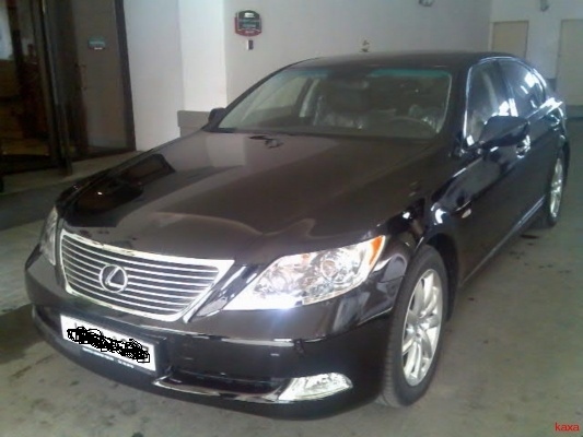 Lexus_460_c.jpg