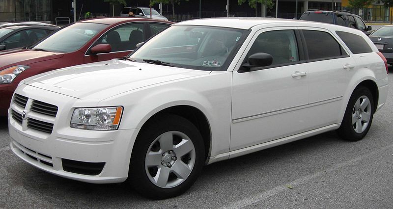 800px_2008_Dodge_Magnum_SE.jpg