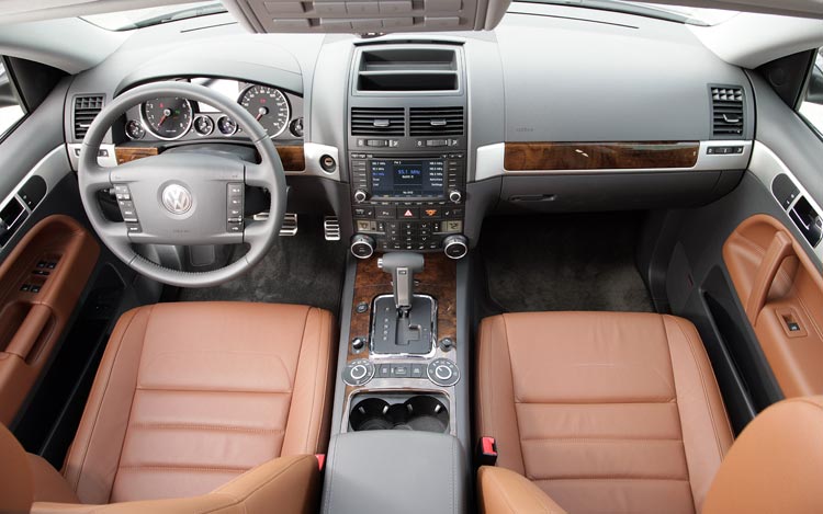 112_0708_01z_2008_volkwagen_touareg_2_interior.jpg
