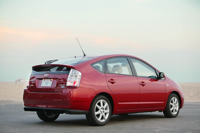 2007_toyota_prius_touring_edition_rear_right.jpg