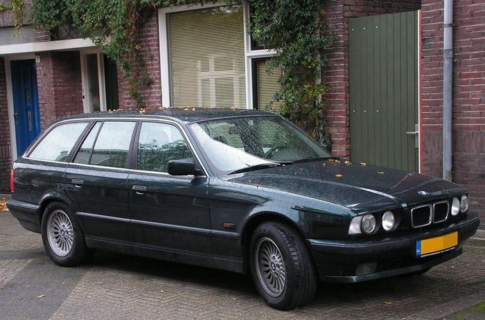 BMW_e34_touring_1995.jpg