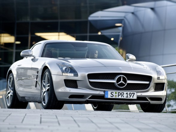 2011_Mercedes_Benz_SLS_AMG_Gullwing_Front_Angle_View_588x441.jpg