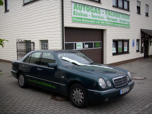 Mercedes_Benz_E200_1996_2.jpg