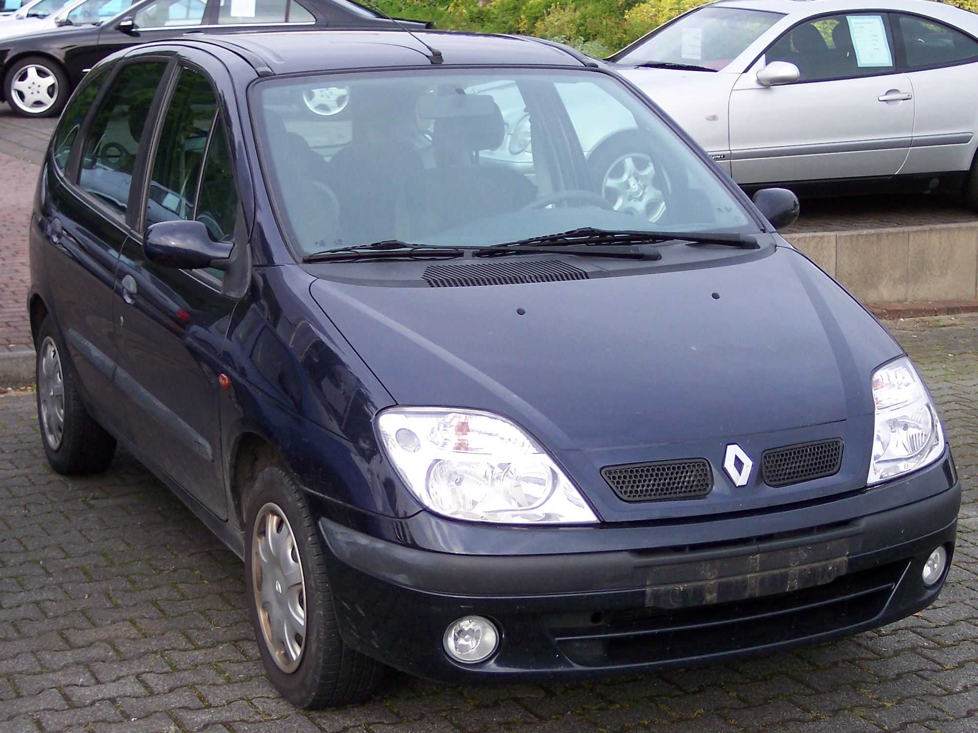 Renault_Scenic_blue_vr_old_model.jpg