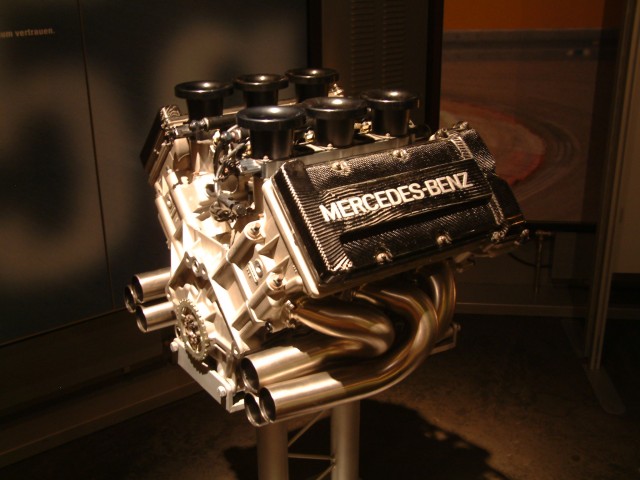 Mercedes_C_class_DTM_engine.jpg