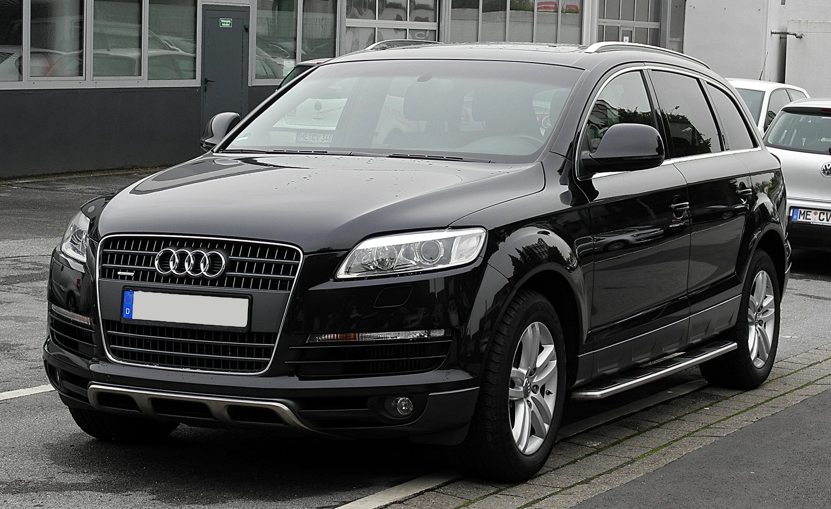 Audi_Q7_____Frontansicht__26._Juni_2011__Mettmann__1_.jpg