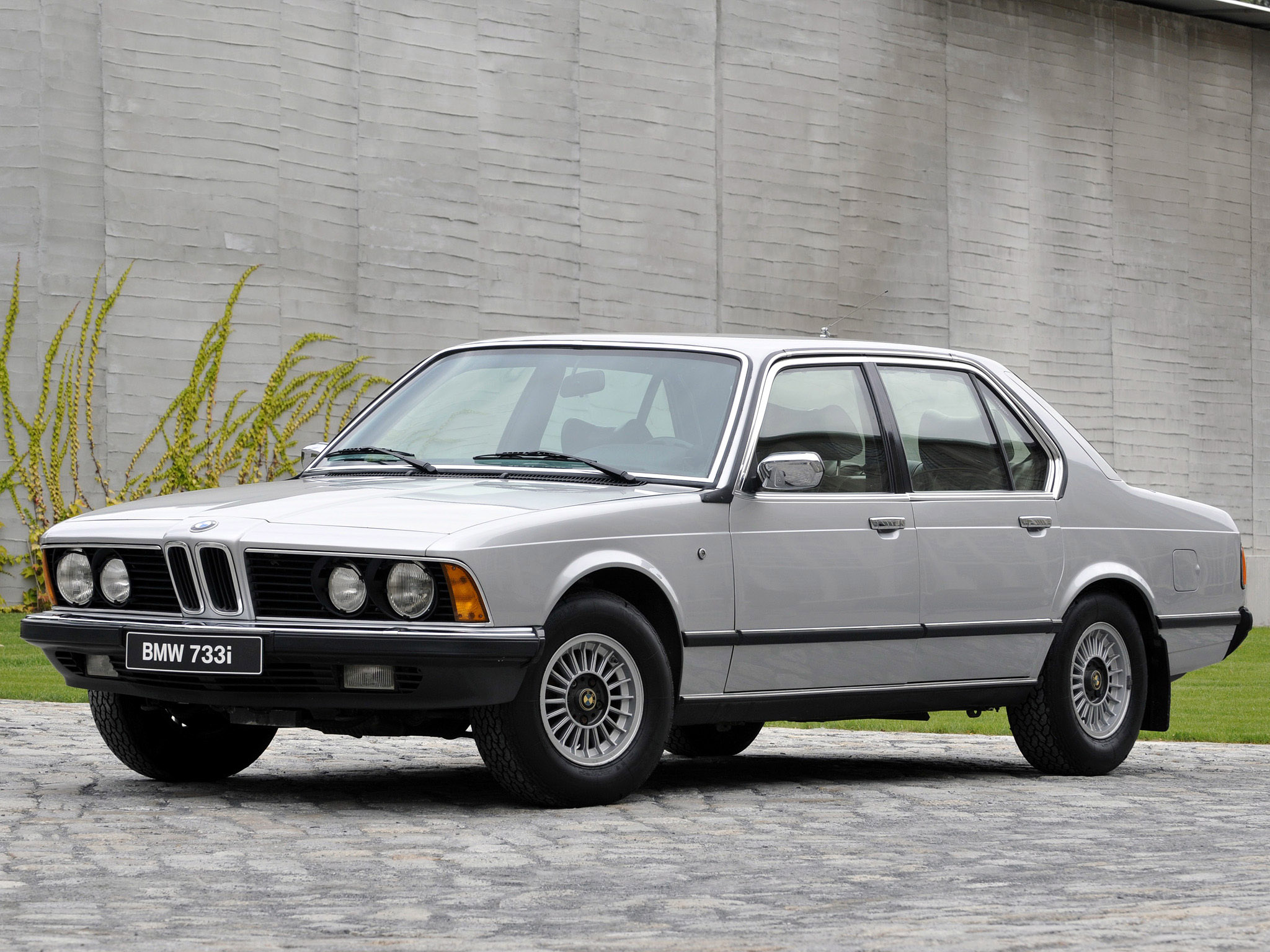bmw_733i_security_e23_1977_86_r2.jpg