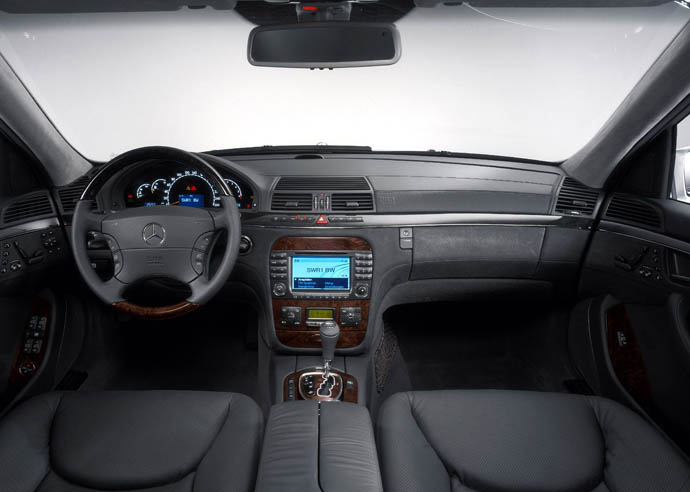 Mercedes_Benz_S_class_w220_salon.jpg