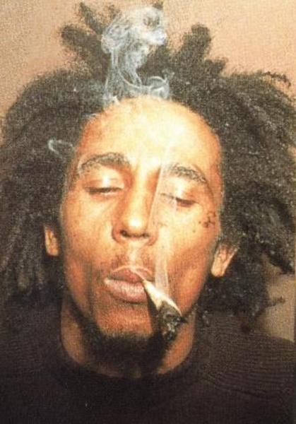 Bob_Marley_Smoking_460442cecef0f.jpg