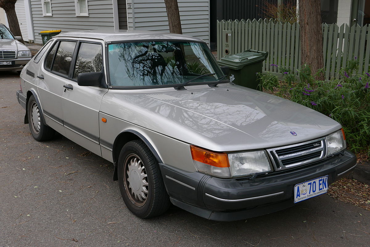 1993_Saab_900__TU5M__Turbo_5_door_hatchback__2015_06_18__01.jpg