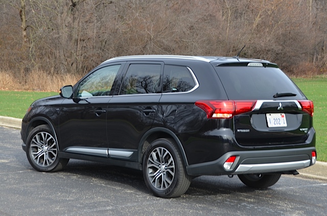 177317_2016_mitsubishi_outlander_gt_by_larry_nutson.3_lg.jpg