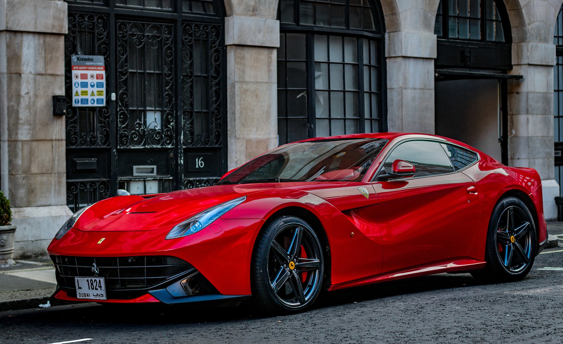 ferrari_3090880_1920.jpg