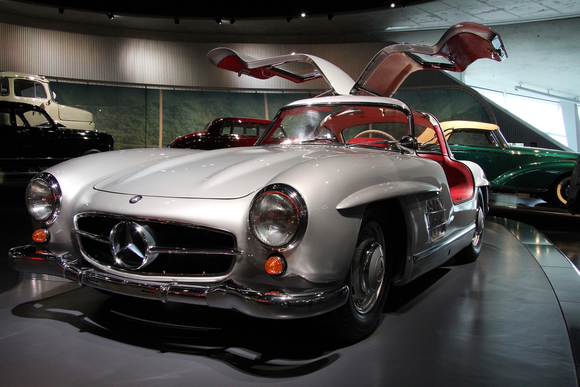 automobile_g192c4134e_1920.jpg
