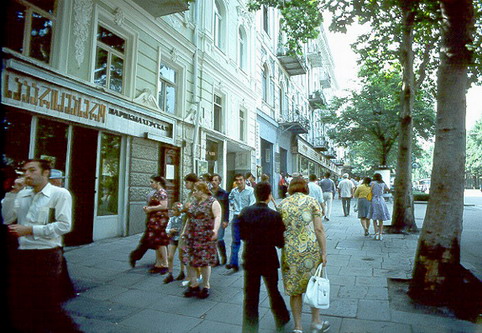 76S_USSR3__26_Tbilisi_Street_scene_along_Rust_haveli_Avenue.jpg