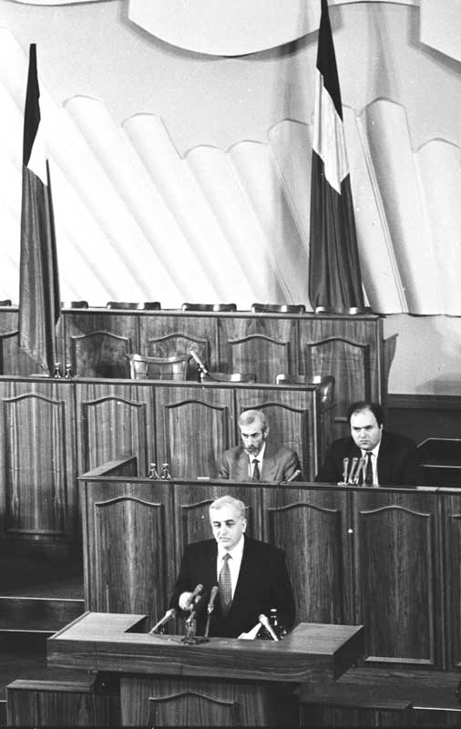 zviad_gamsaxurdia_uzeanes.jpg