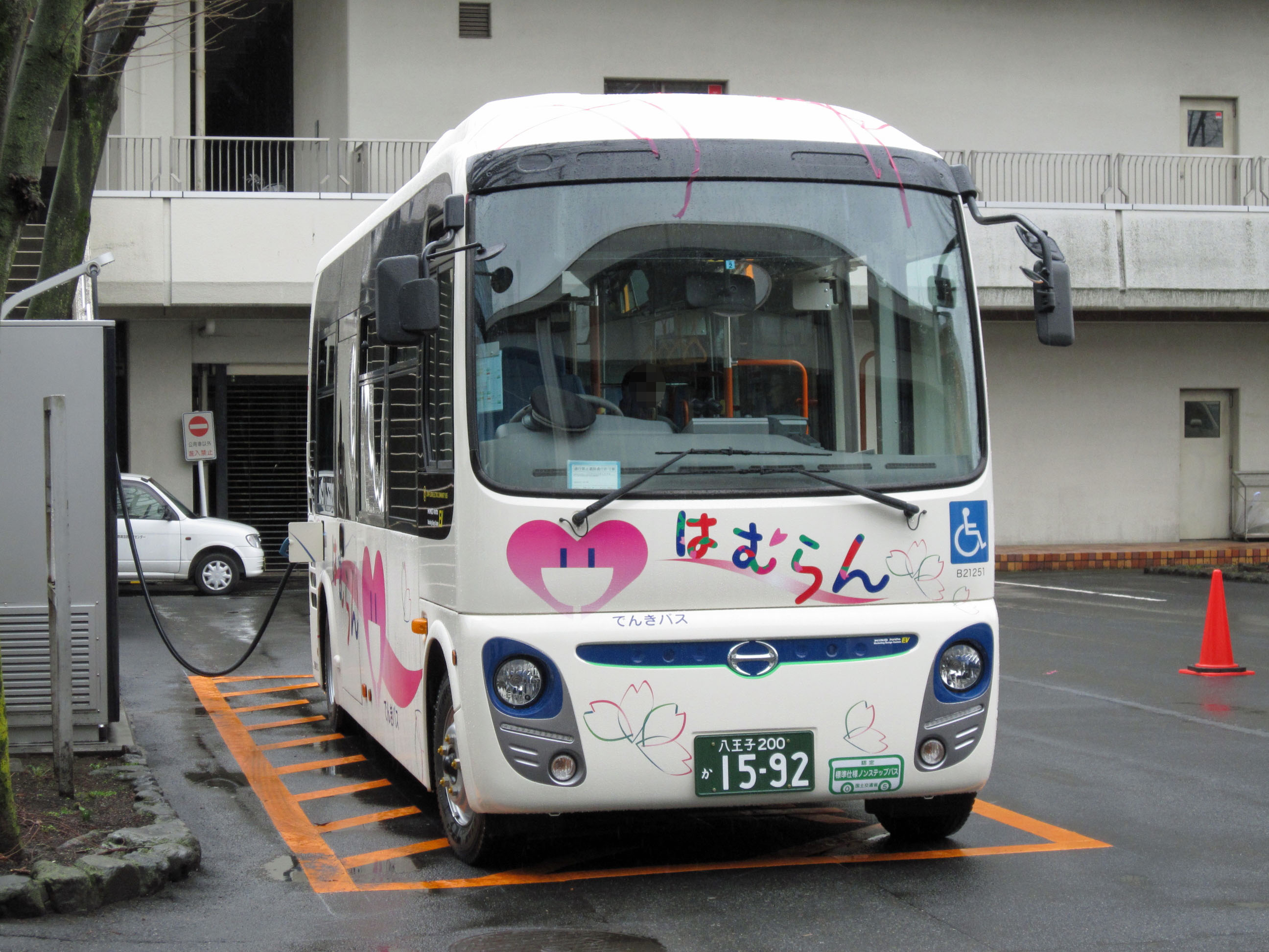 NishiTokyoBus_B21251_Hamurun_EV_bus_charging.jpg