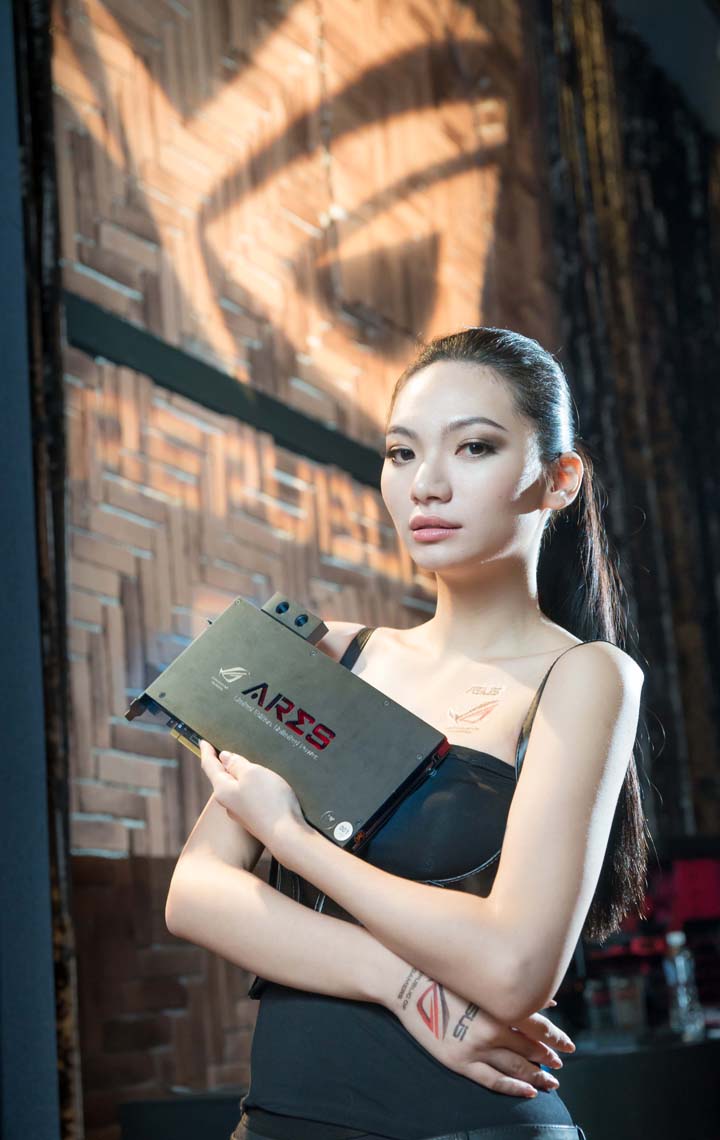 The_model_showcase_the_worlds_fastest_graphics_card_Ares_III.jpg